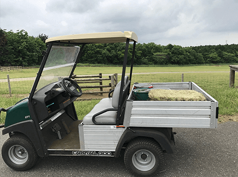 酪農の場でもゴルフカートが活躍しております。