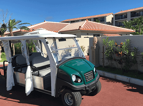リゾート地でのお客様の送迎、お荷物の運搬にクラブカーのゴルフカートが活用されています。